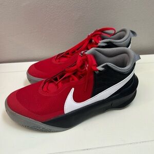 Nike Big Boys size 5 Team Hustle Basketball Shoes